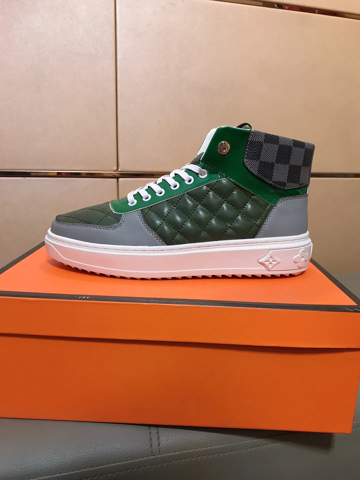 Factory price 400 👟👟🤝 (LV Louis Vuitton) New Korean style high-top casual shoes for men [Proud] hot style, imported cowhide with original printing, genuine leather lining, wear-resistant and non-slip rubber outsole. If you are still worried about wearing matching shoes, then these shoes are your best choice! Code number: 38-44